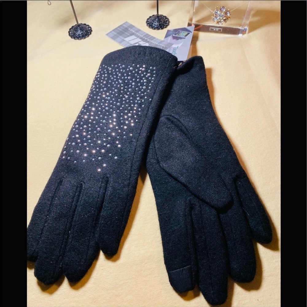 BLACK STUD TECHNOLOGY GLOVES